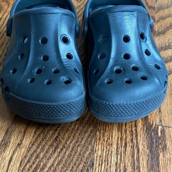 Black Crocs Baya clog, size kids 10. Great condition, minimal wear ships quickly - Picture 7 of 13